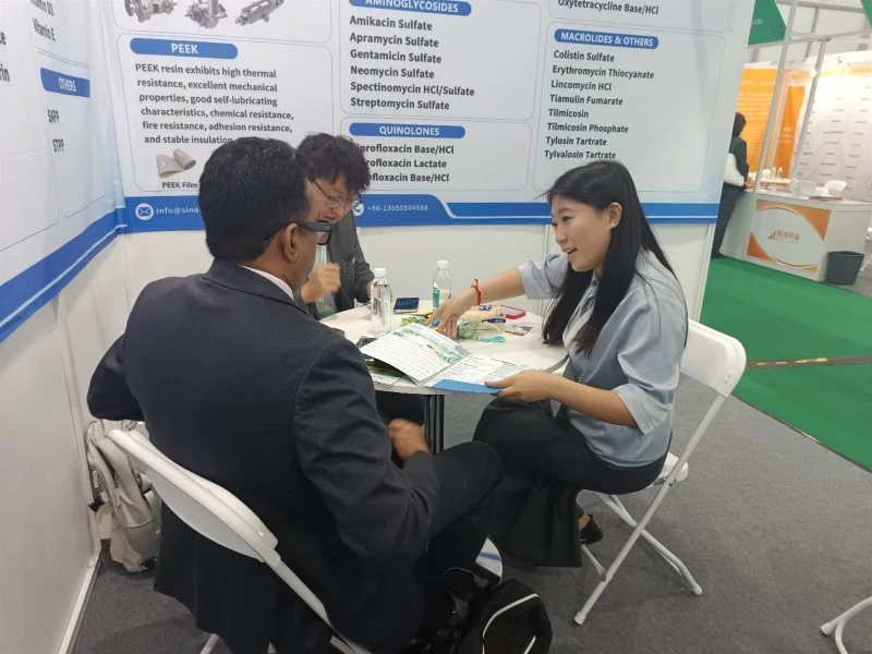 Sinoright's Emily and Lange are conversing with a client at a table, introducing Sinoright's products. Sinoright's Emily and Lange are conversing with a client at a table, introducing Sinoright's products.
